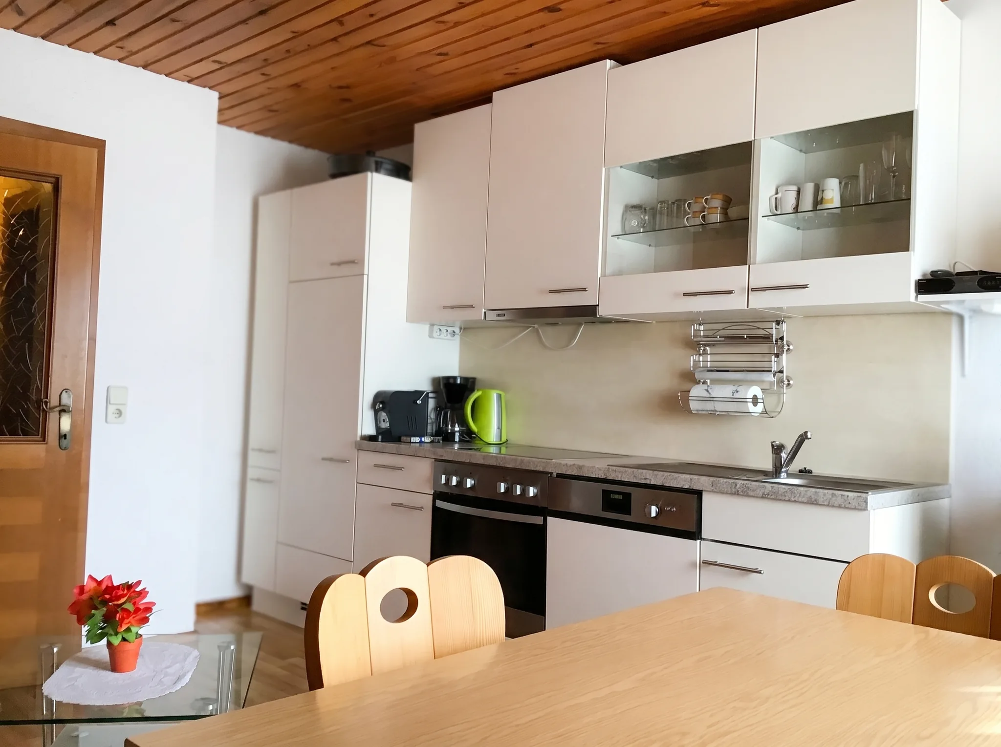 Voll ausgestattete Küche mit Essplatz in Ferienwohnung 2