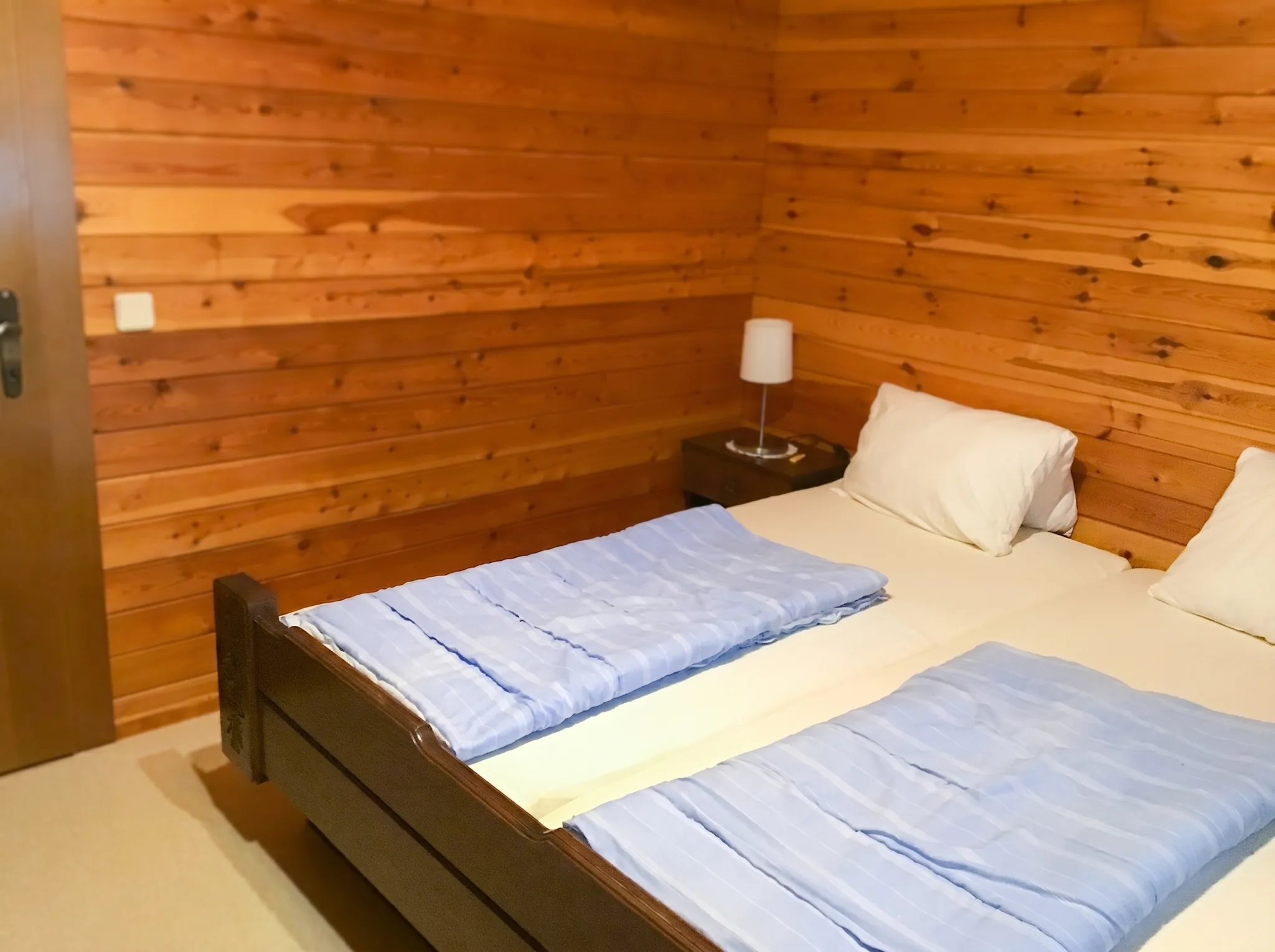 Schlafzimmer mit Holzvertäfelung in Ferienwohnung 2