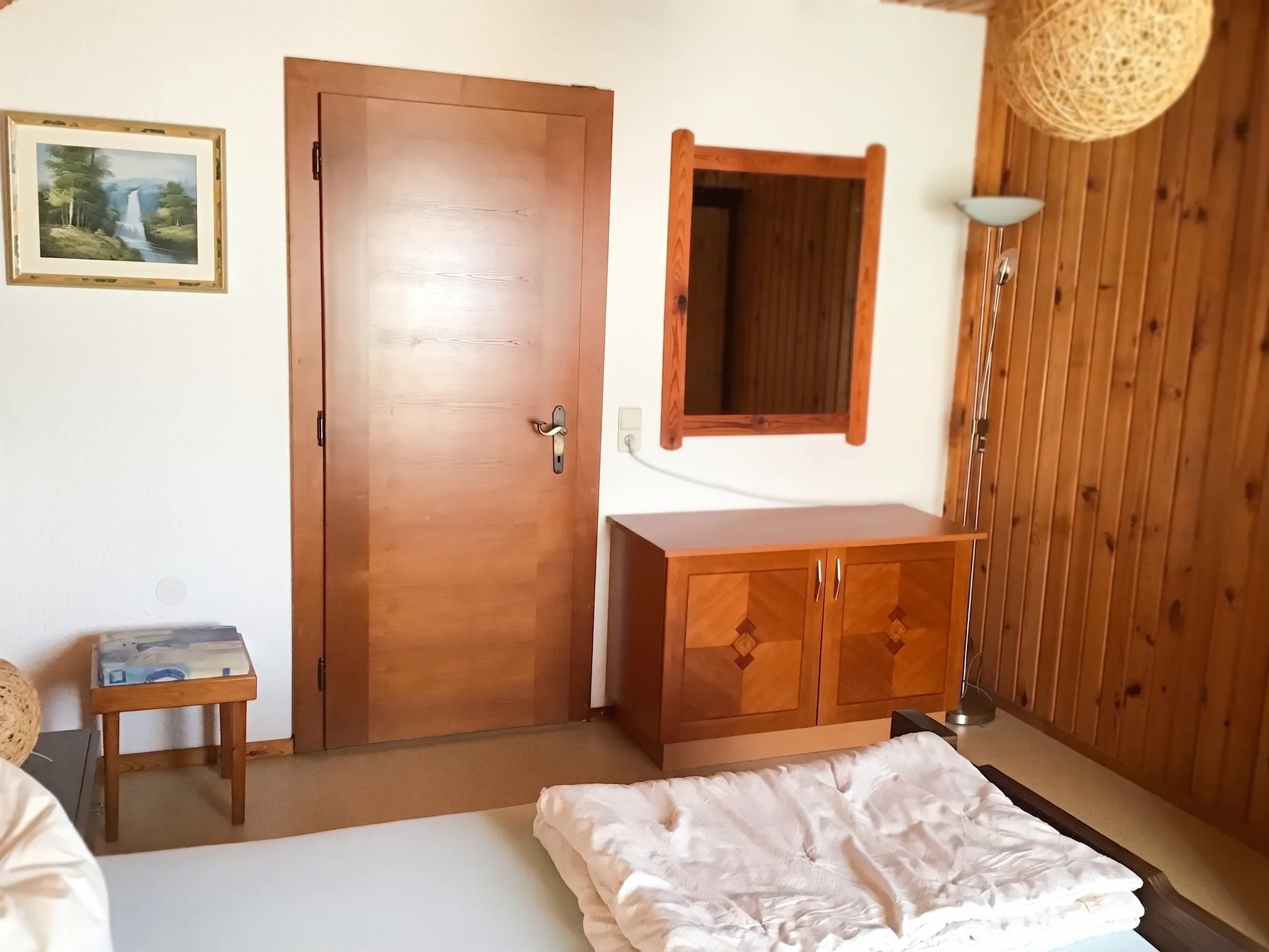 Schlafzimmer mit Schrank und Tür in Ferienwohnung 2