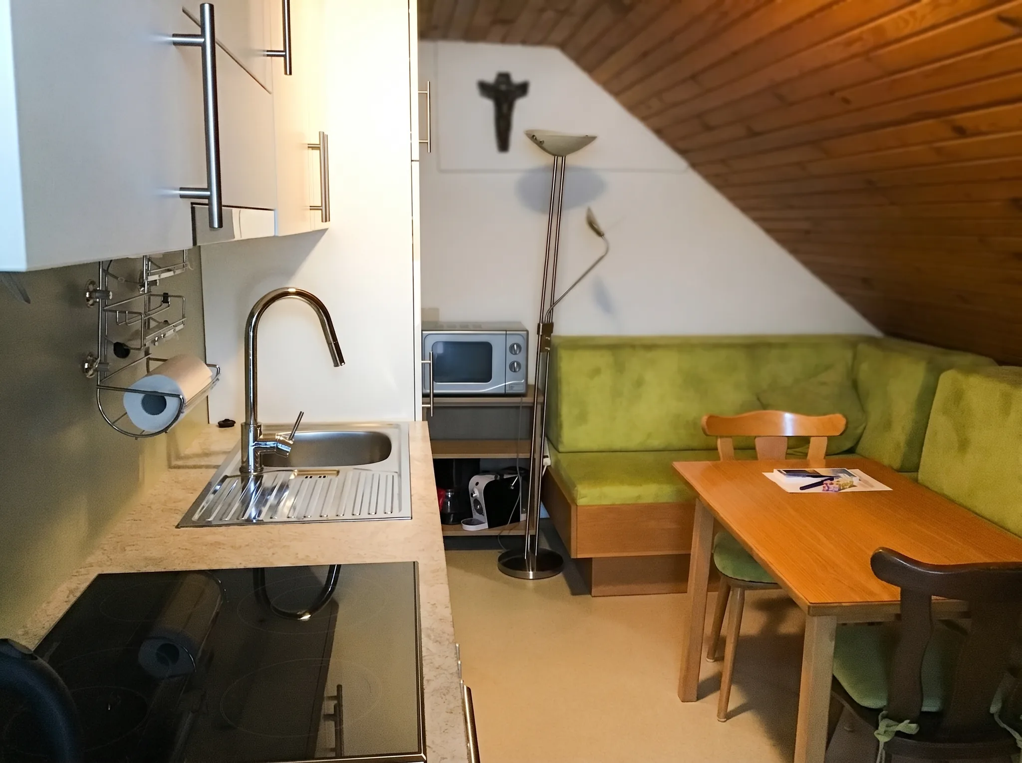 Voll ausgestattete Küche mit Sitzecke in Ferienwohnung 3
