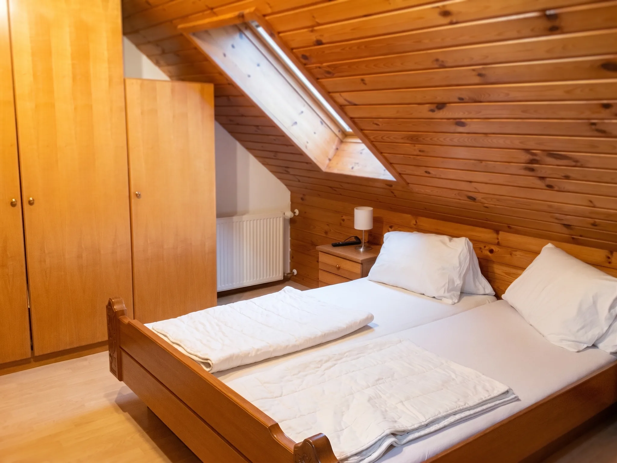 Schlafzimmer unter dem Dach mit Doppelbett in Ferienwohnung 3