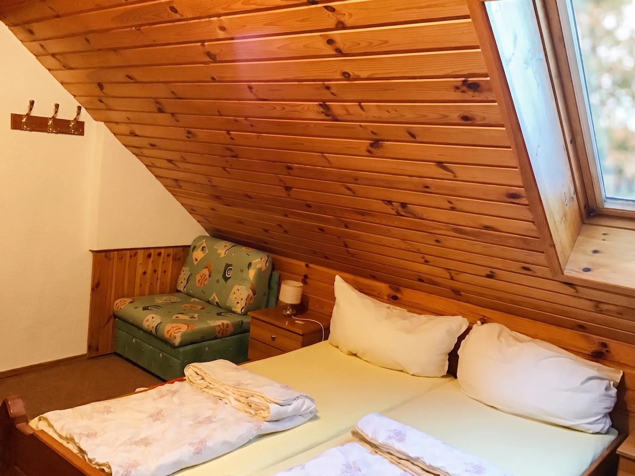 Zweites Schlafzimmer mit Holzwänden in Ferienwohnung 3