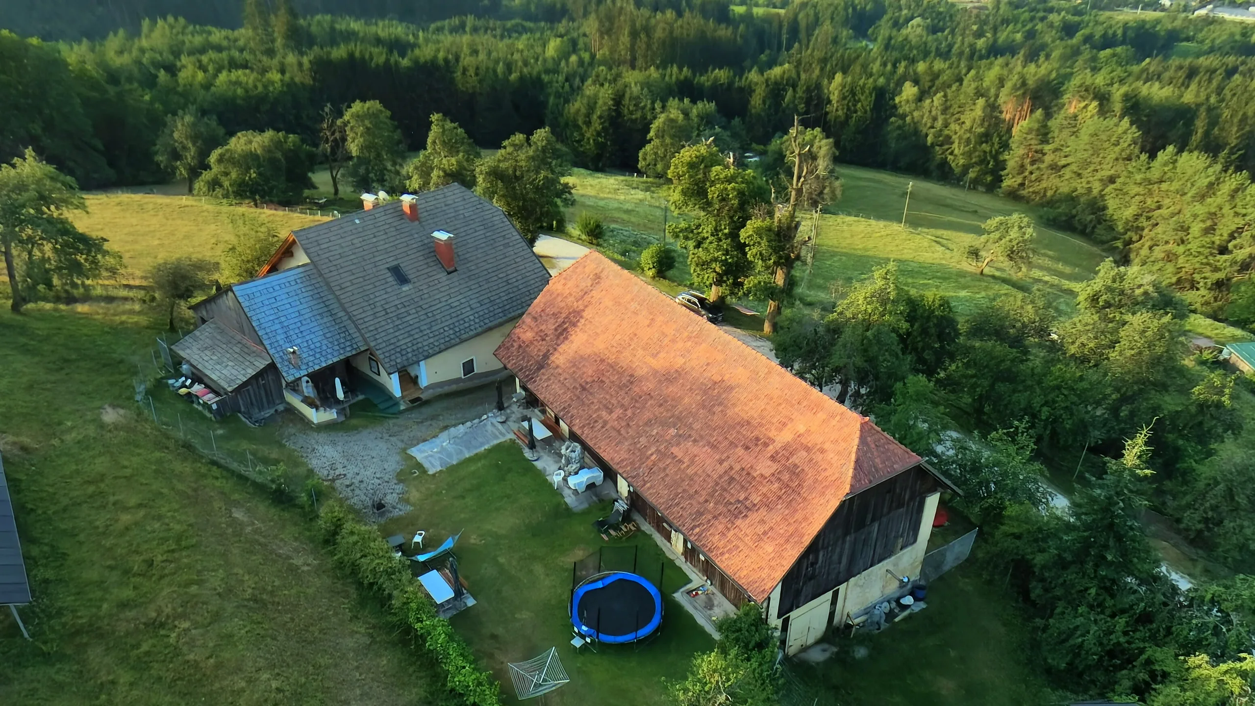 Das gesamte Anwesen mit Stadel und Spielwiese im Morgenlicht