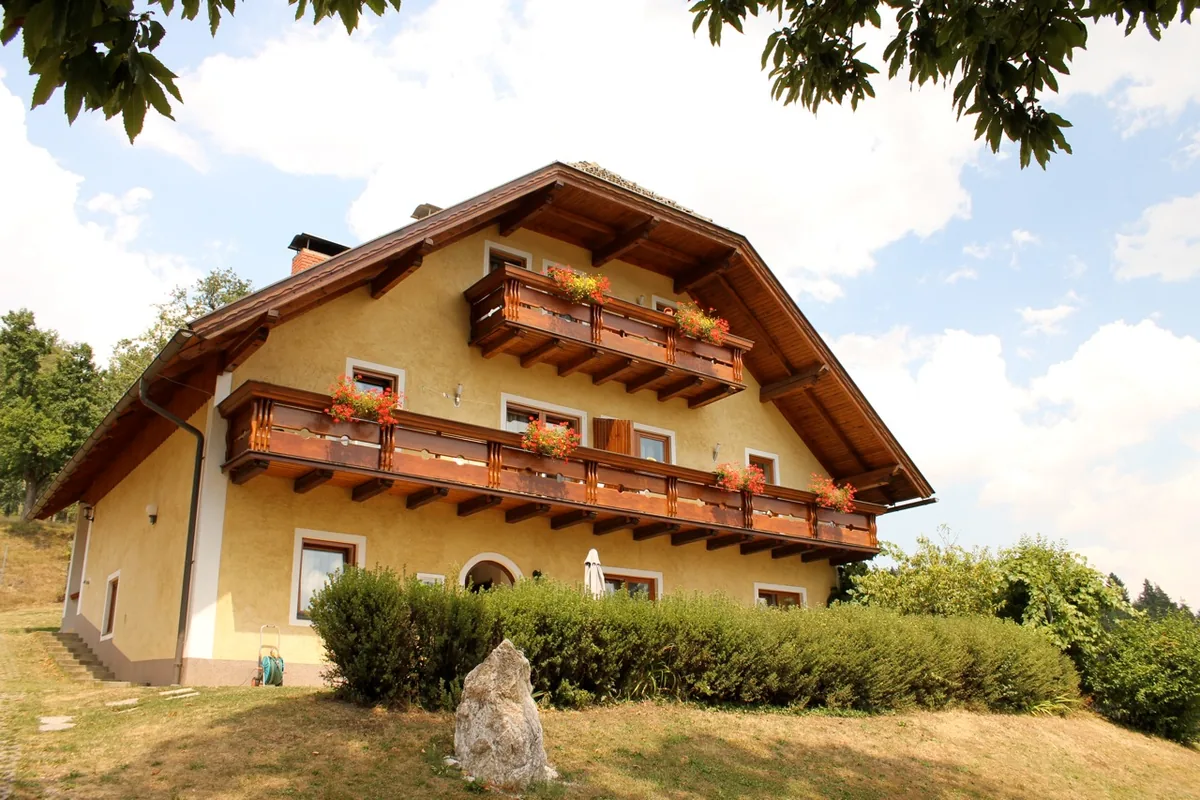 Das Ferienhaus mit Blumenbalkonen und Garten