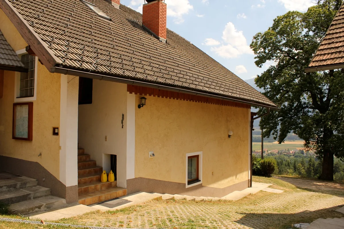 Hauseingang mit überdachter Treppe