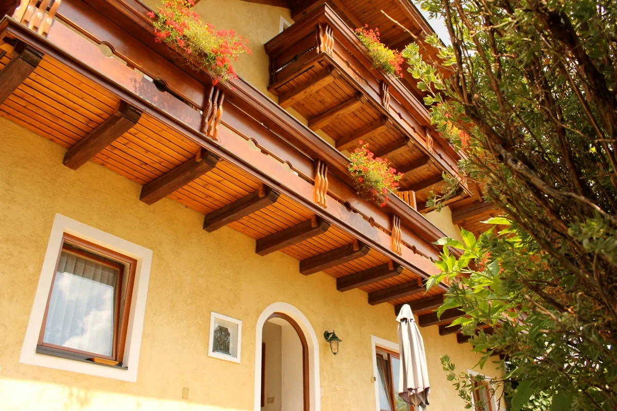 Holzbalkone mit Blumenschmuck an der Hausfassade