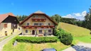 Das Ferienhaus mit Blumenbalkonen und Terrasse im Sommer