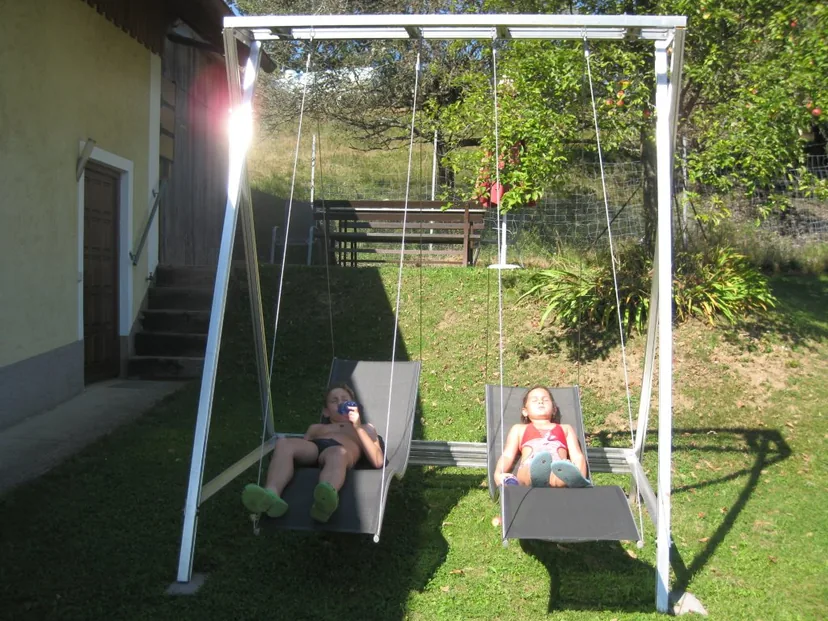 Gartenschaukeln zum Entspannen am Haus