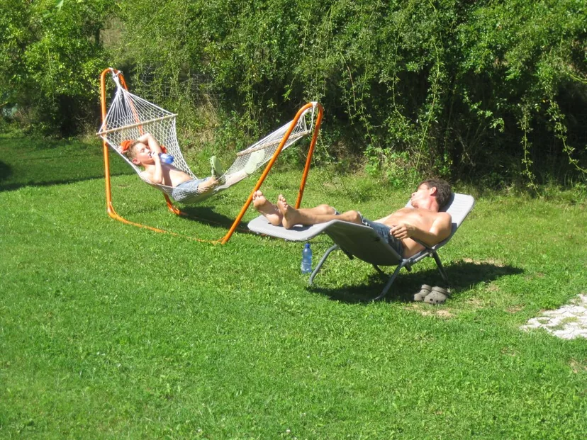 Hängematte und Liegestuhl im Garten