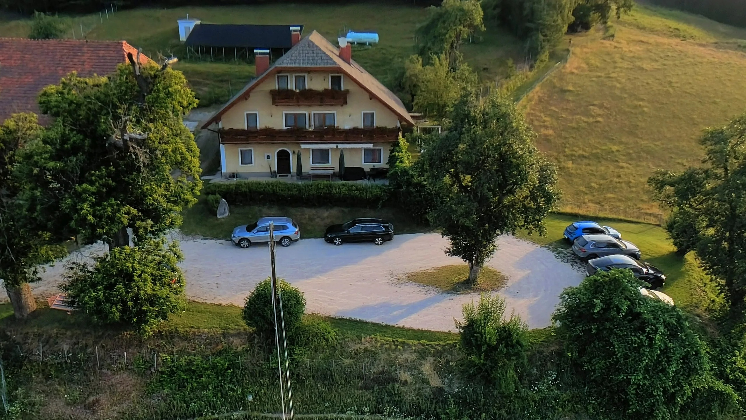 Das Ferienhaus von oben im Morgenlicht