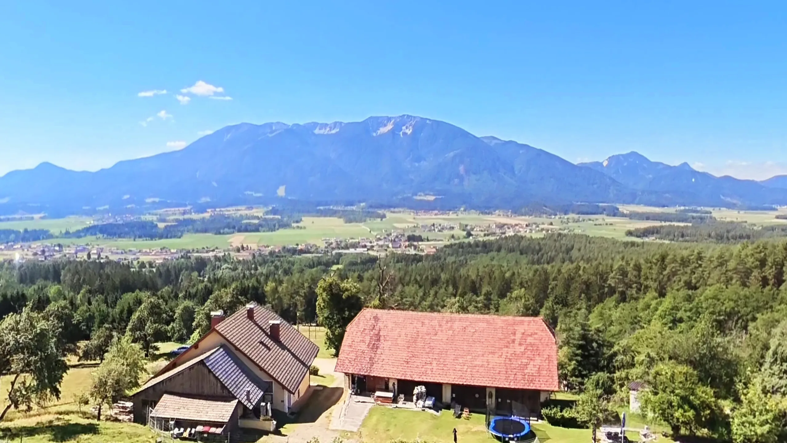 Ferienhaus und Stadel vor dem Petzen-Massiv