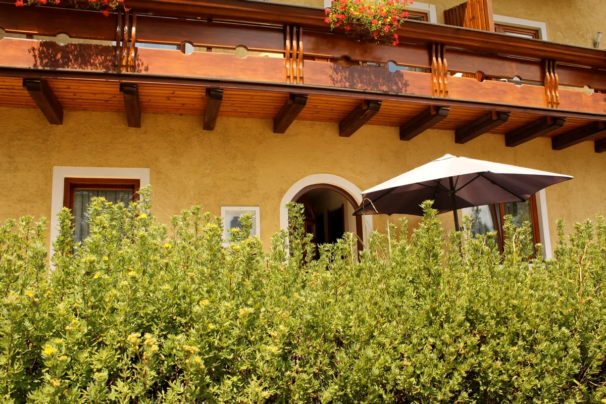 Sonnenterrasse mit Sonnenschirm am Haus