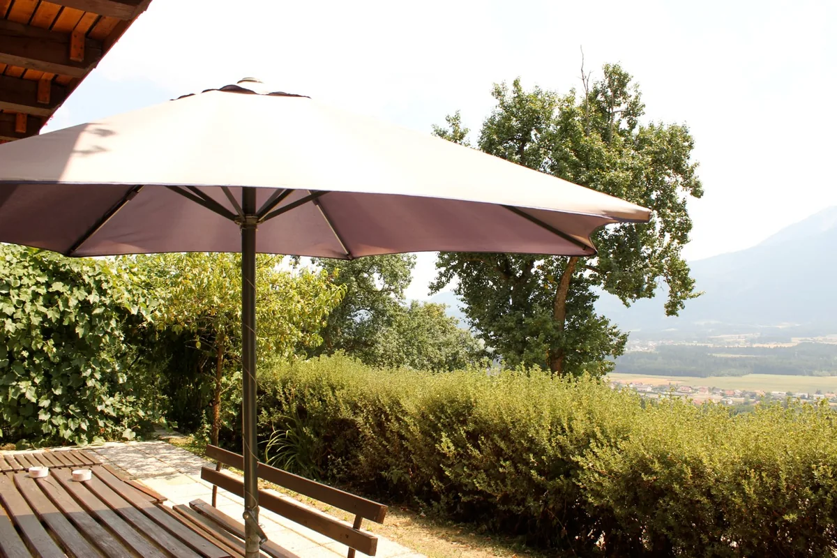 Schattiger Sitzplatz auf der Terrasse mit Bergblick