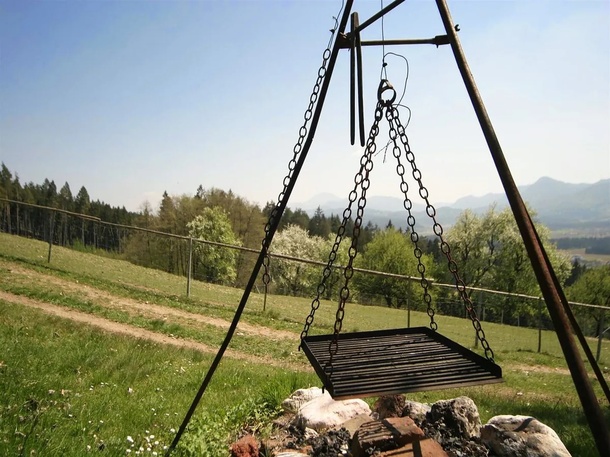 Schwenkgrill mit Panoramablick über das Tal am Ferienhaus Huber