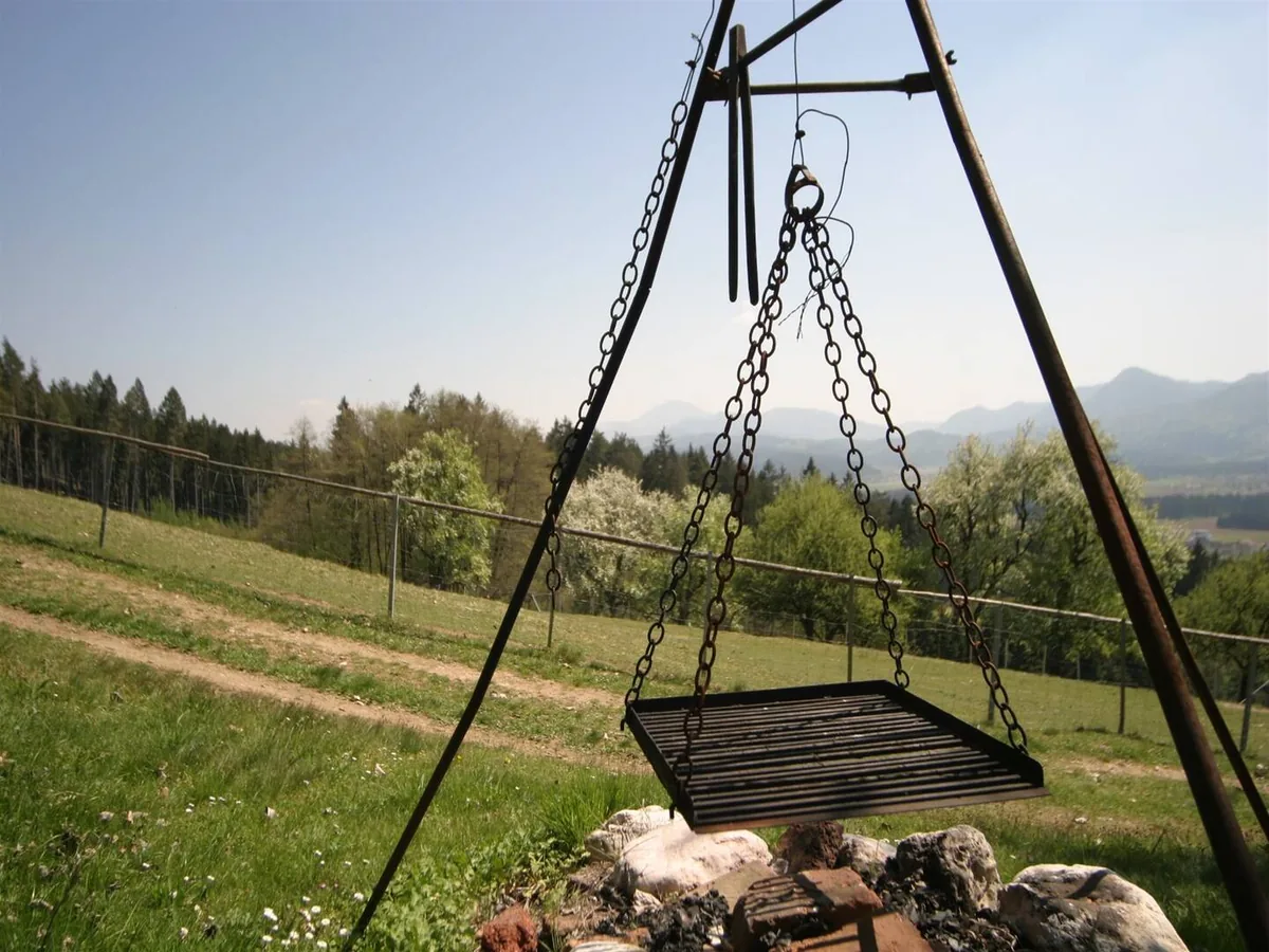 Schwenkgrill an der Feuerstelle mit weitem Blick über das Tal