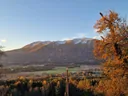 Herbstabend mit Blick auf die schneebedeckte Petzen