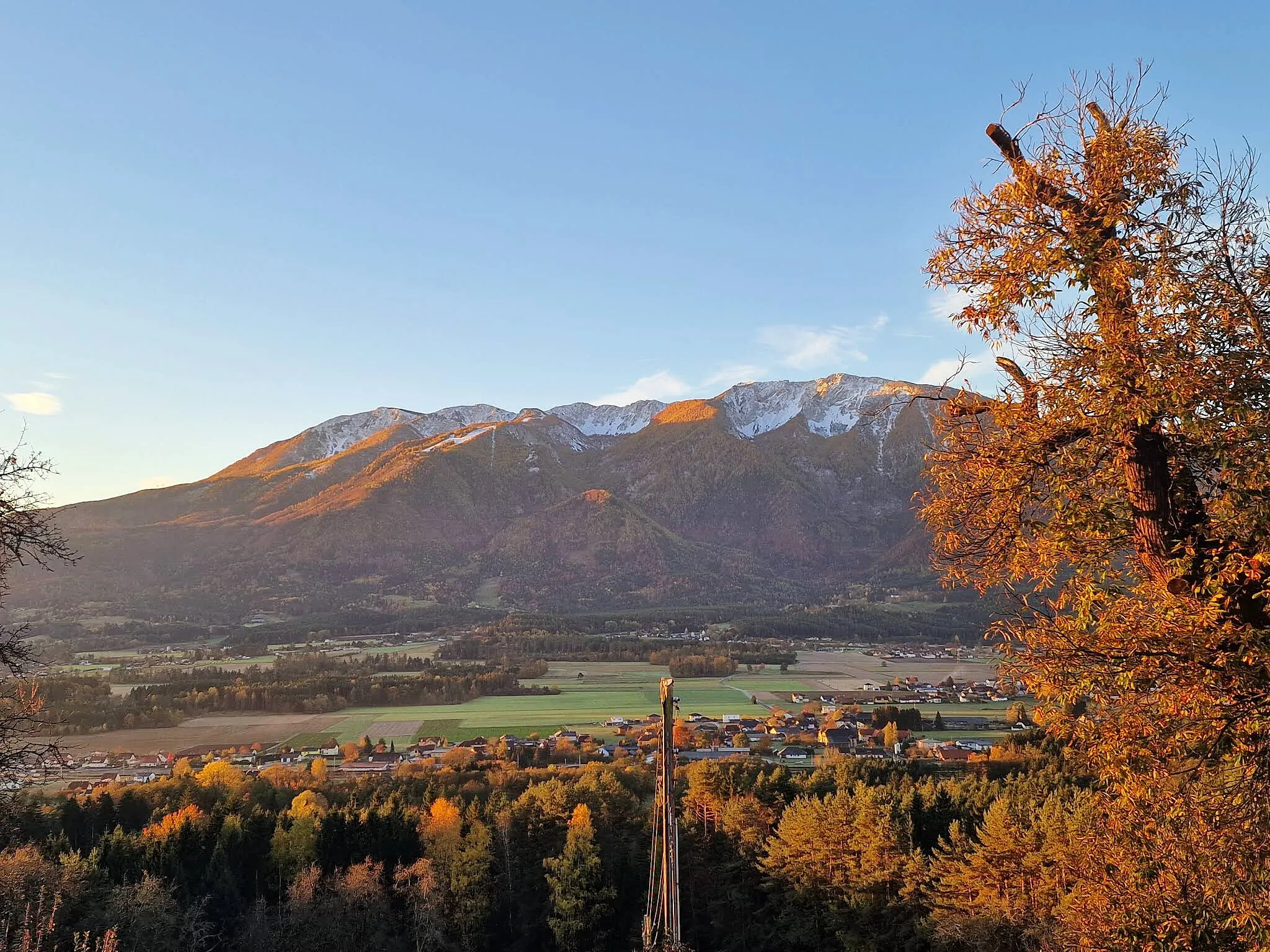 Herbstabend über dem Jauntal mit Blick auf die Petzen