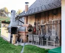 Gemauerter Pizzaofen und überdachte Grillstelle mit Sitzplatz