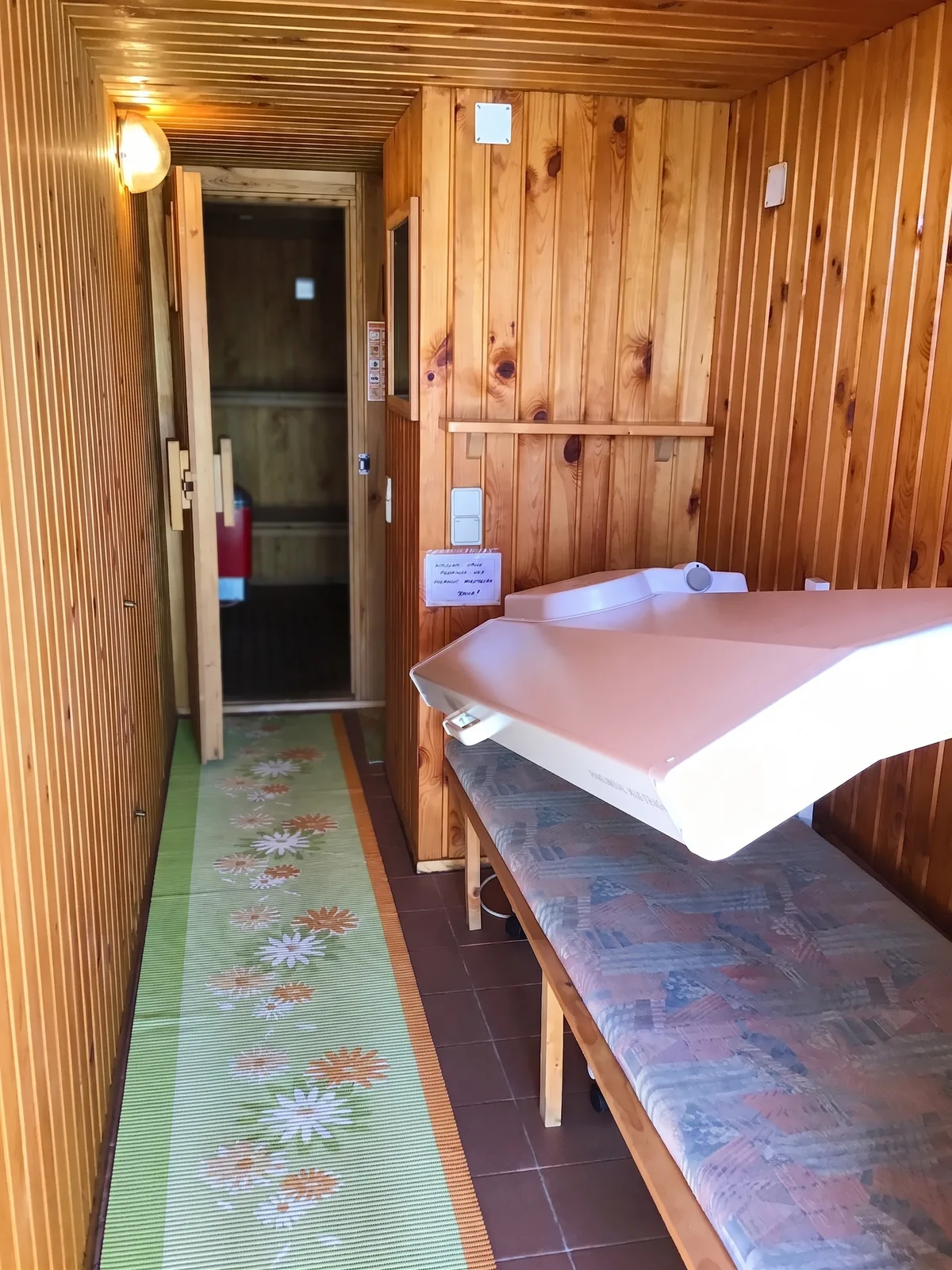 Wellnessraum mit finnischer Sauna und Solarium