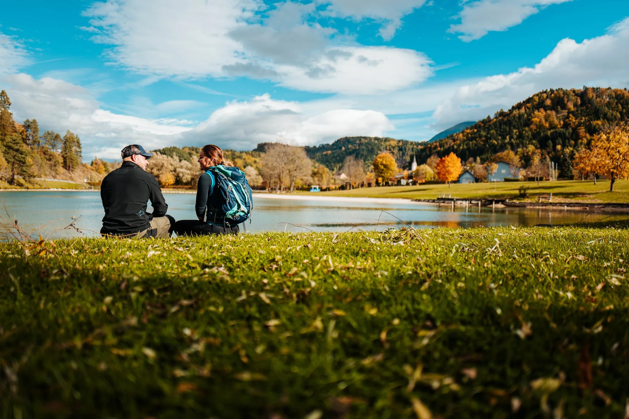 Paar am Sonnegger See bei Sittersdorf im Herbst