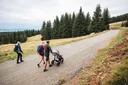 Familie beim Wandern auf der Brandlalm im Lavanttal