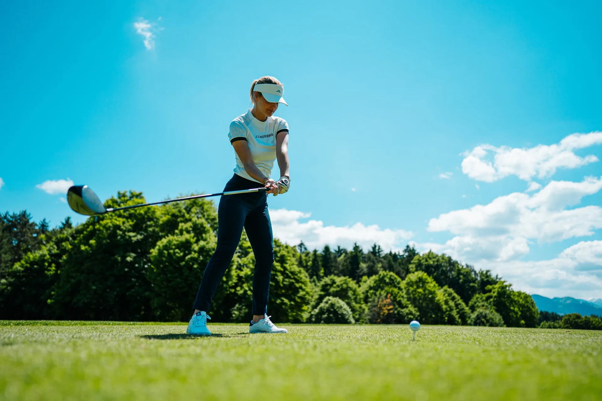 Golferin beim Abschlag im Golfpark Klopeiner See