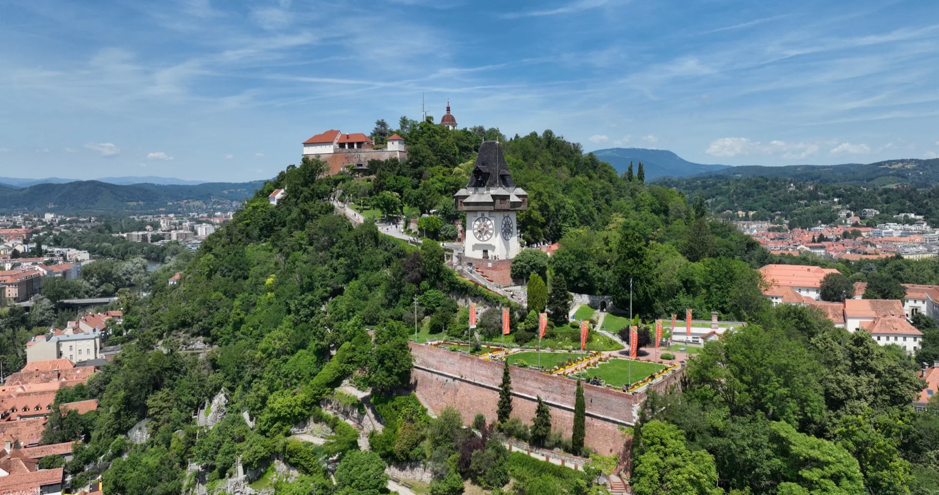 Der Grazer Schloßberg mit dem Uhrturm über der Altstadt