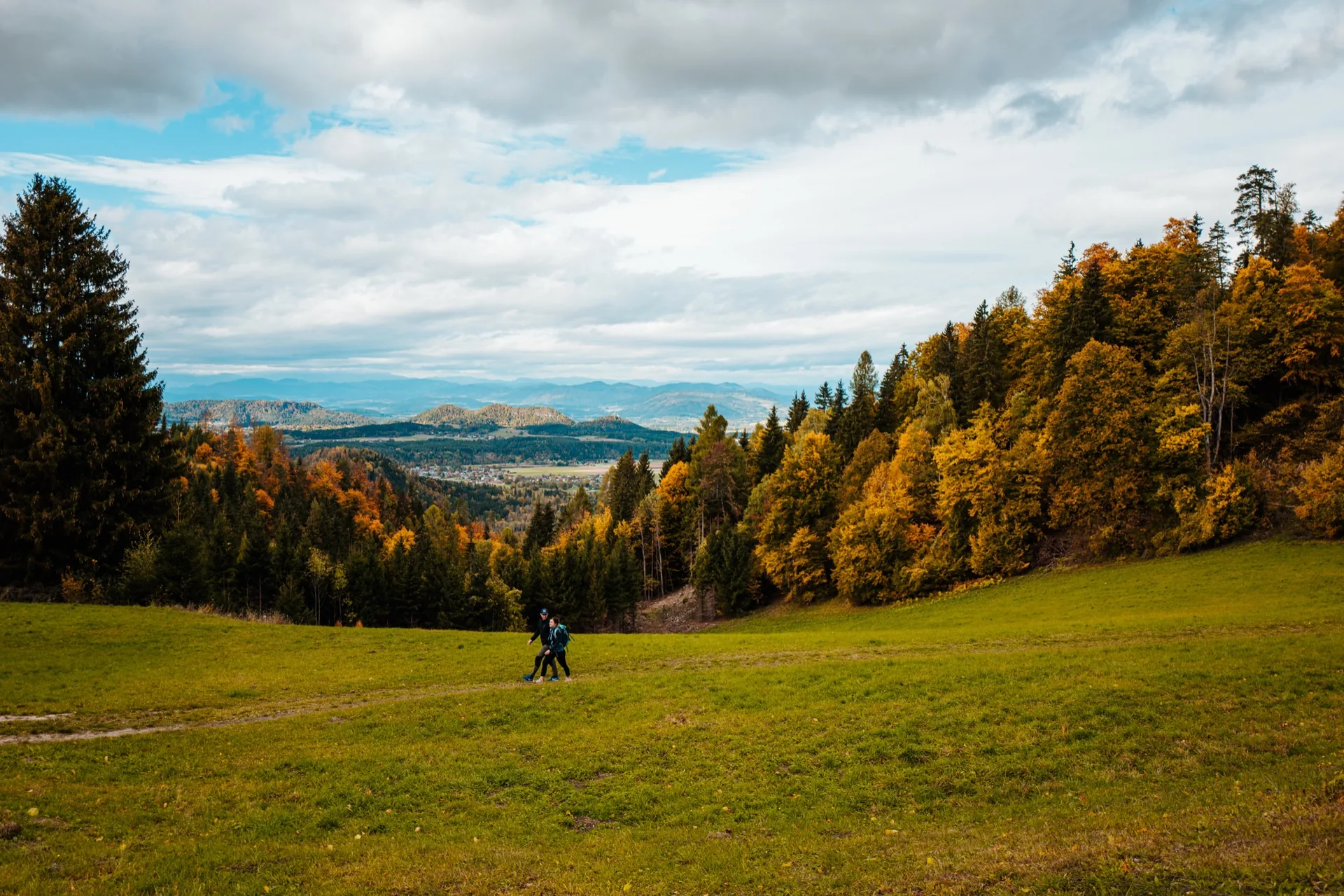 Wandern am Hemmaberg über dem Jauntal im Herbst