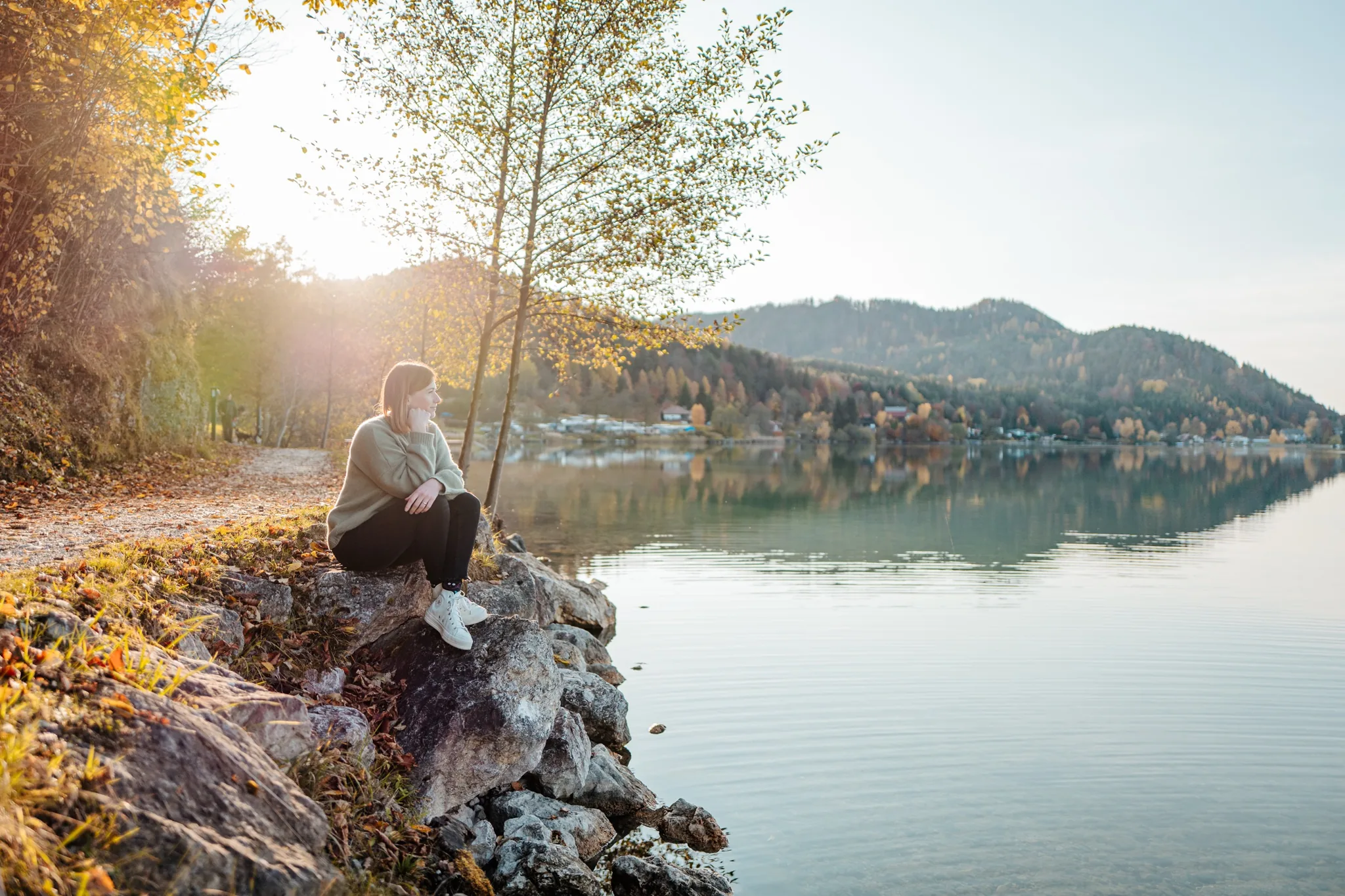 Früher Herbst am Klopeiner See, warmes Licht über dem Ufer