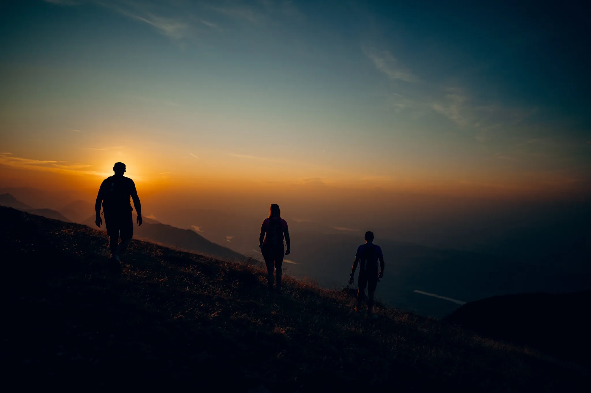 Wanderer am Hochobir im Abendlicht über den Karawanken