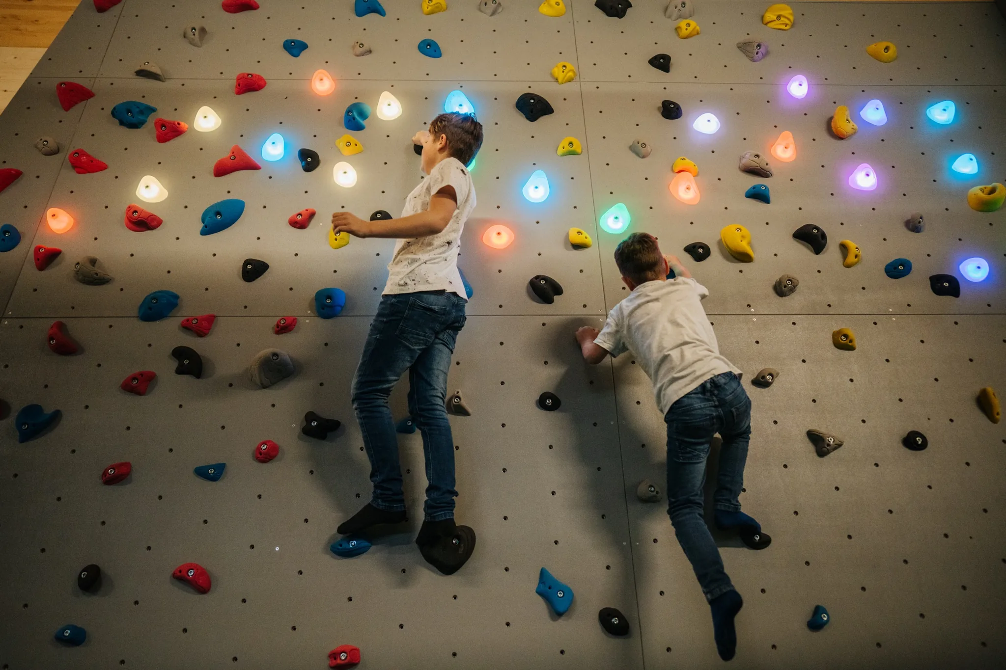 Kinder an der Kletterwand im Indoor-Spielehaus der Walderlebniswelt