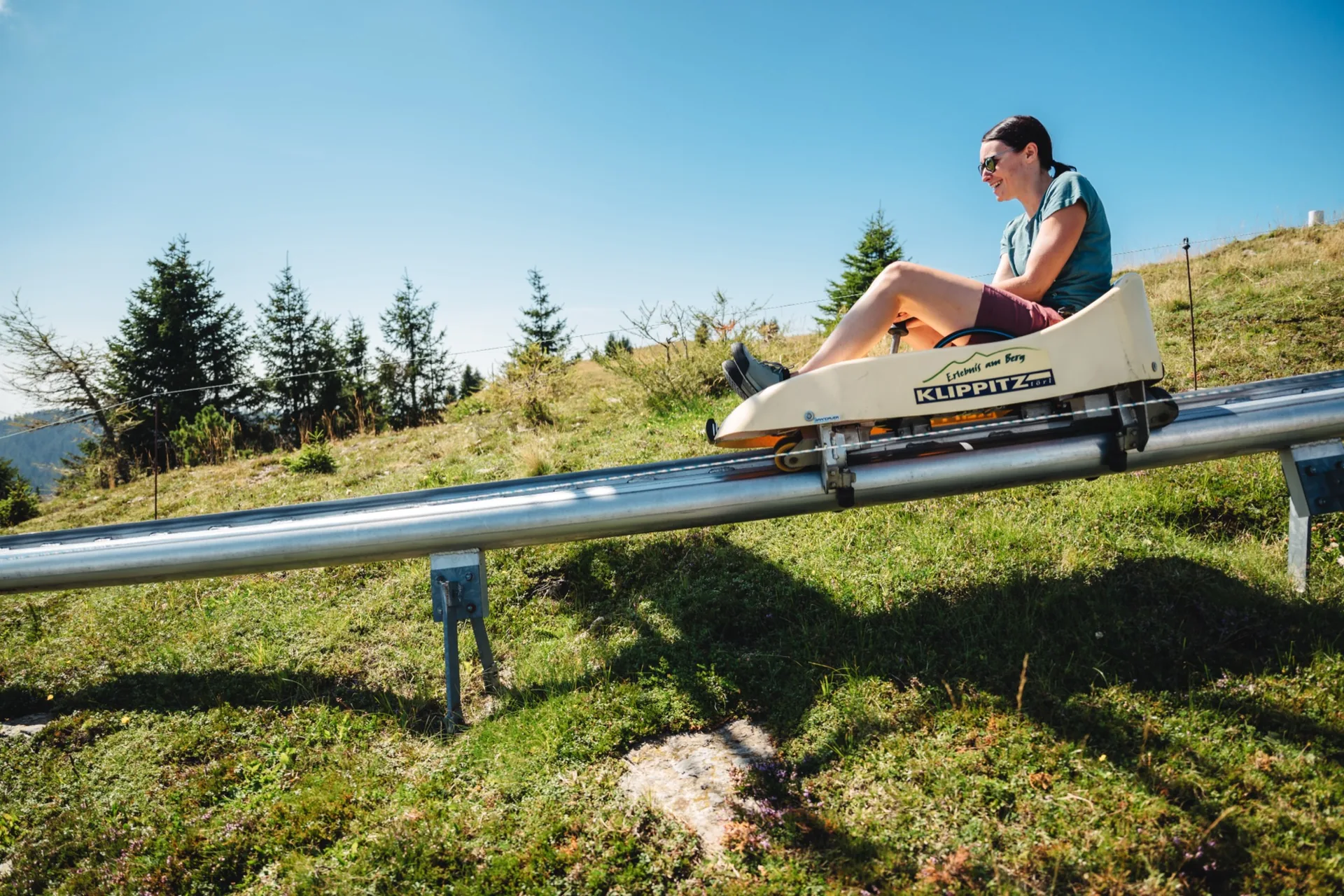 Familie auf der Sommerrodelbahn am Klippitztörl