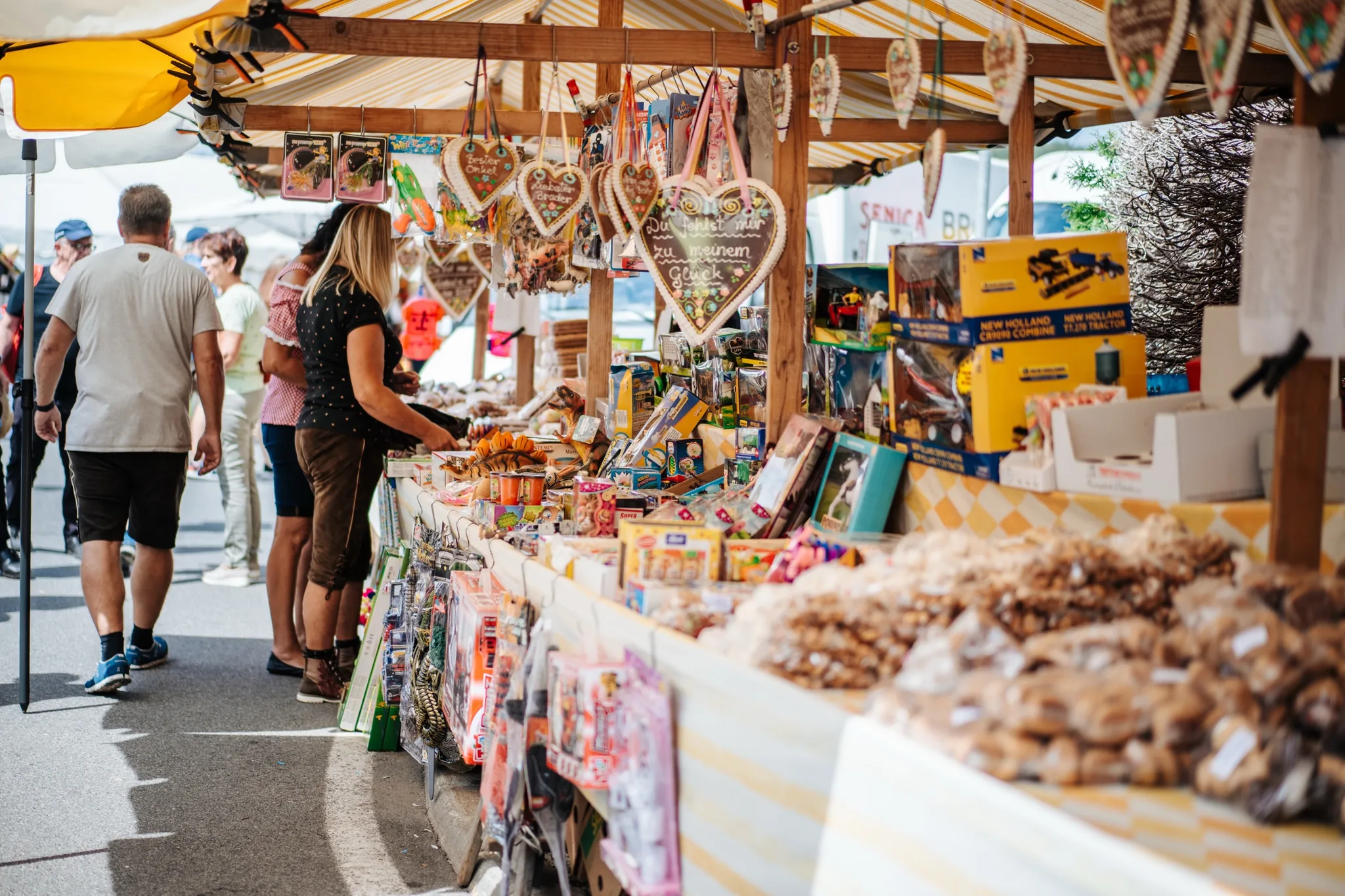 Krämermarkt-Stand mit Lebkuchenherzen und Handwerk
