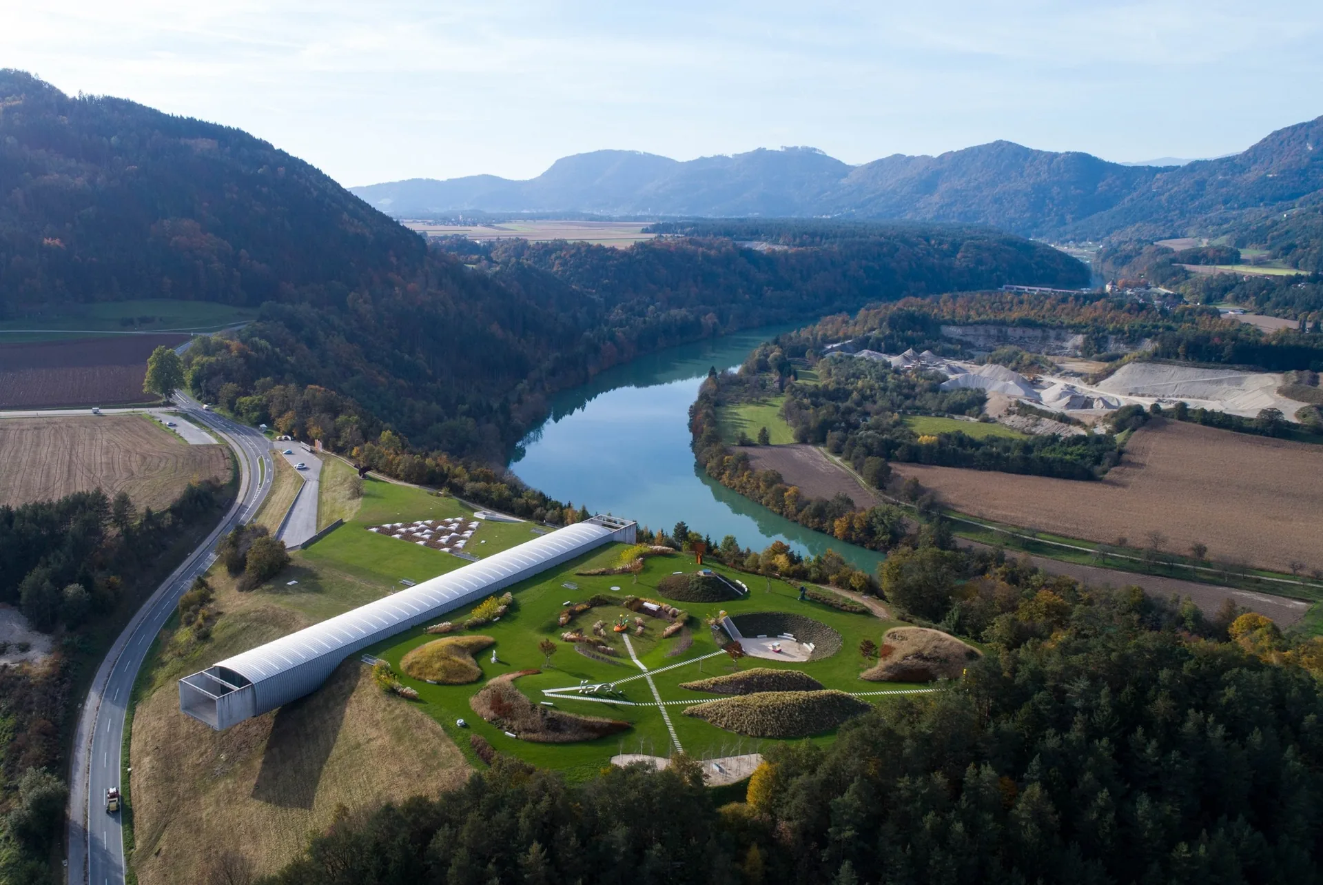 Der lang gestreckte Museumsbau des Museum Liaunig in der Landschaft bei Neuhaus
