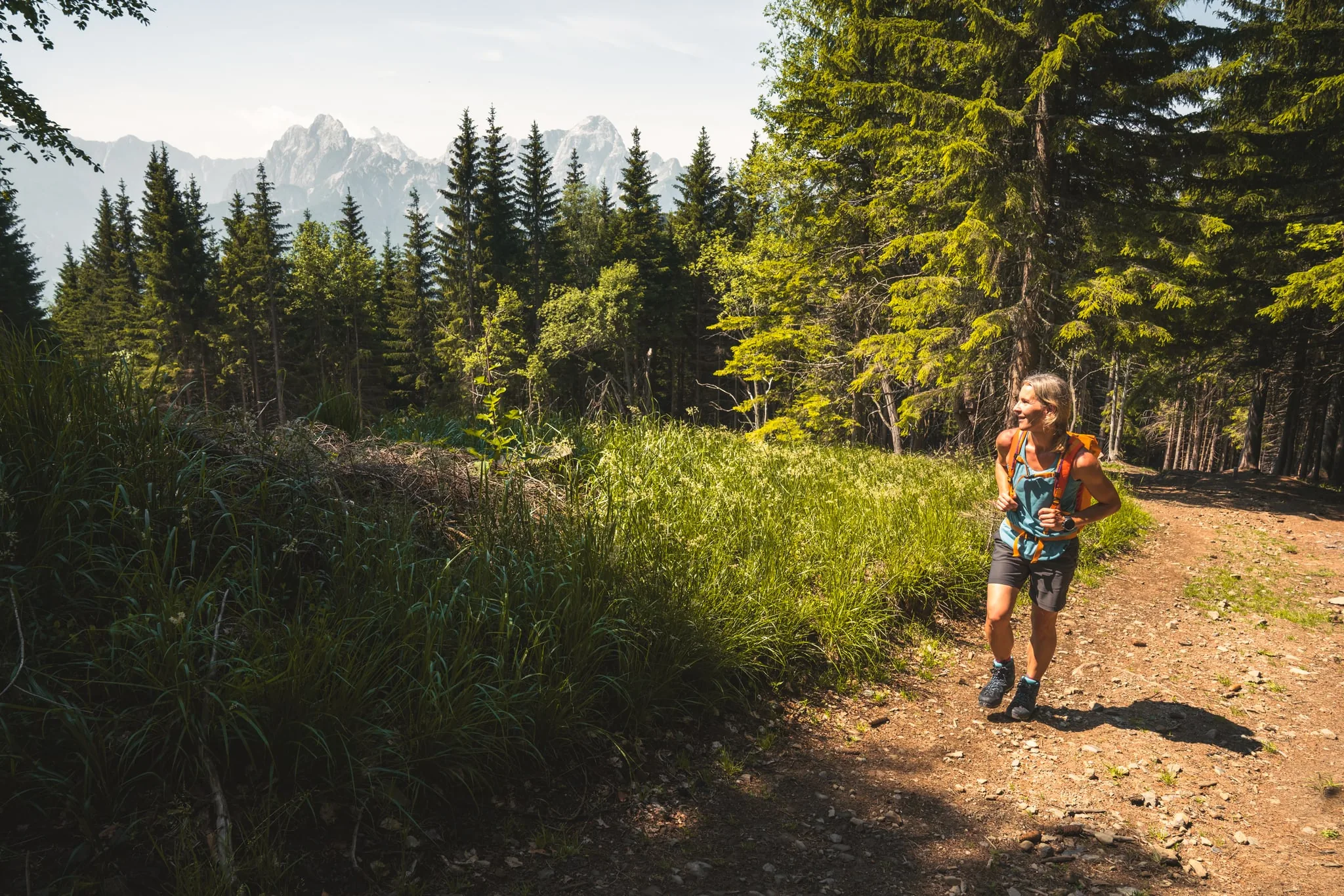 Wanderin auf dem Panoramaweg Südalpen