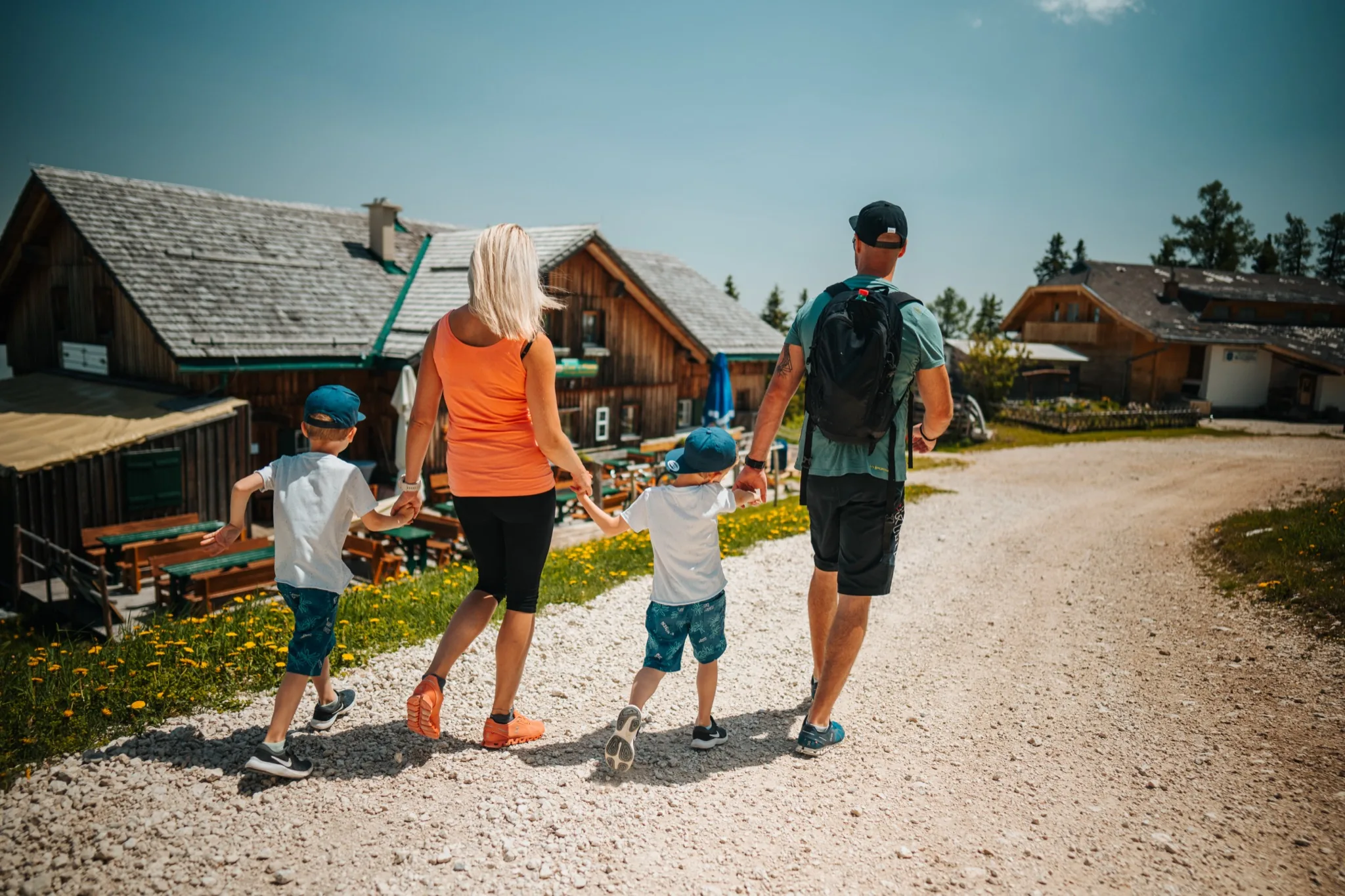 Familie beim Spaziergang auf einem Almweg an der Petzen