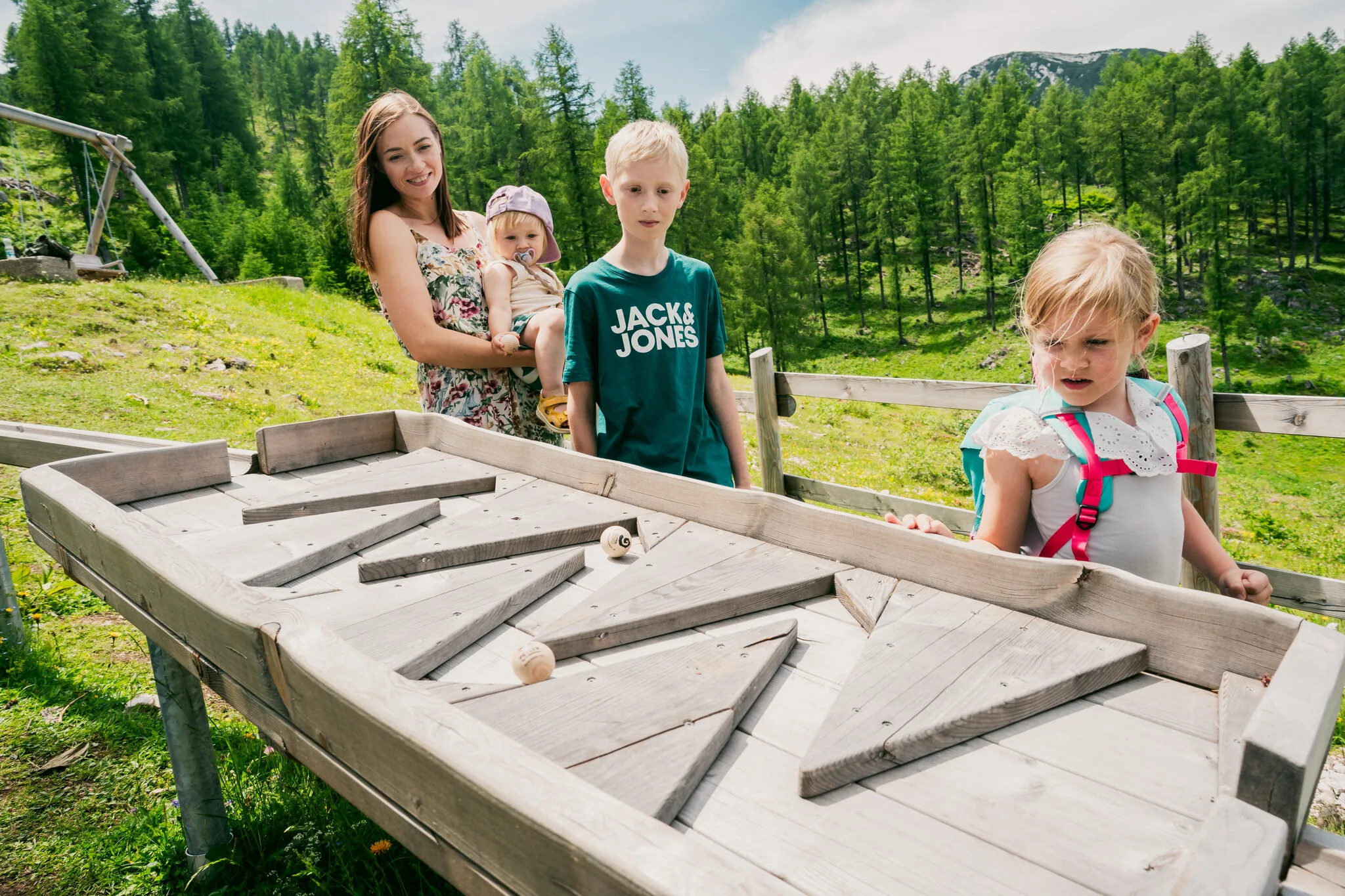 Children at the ball run at the Petzen adventure mountain