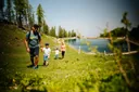 Familie beim Wandern am Bergsee auf der Petzen