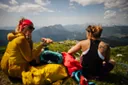 Wanderer am Kordeschkopf im Geopark Karawanken