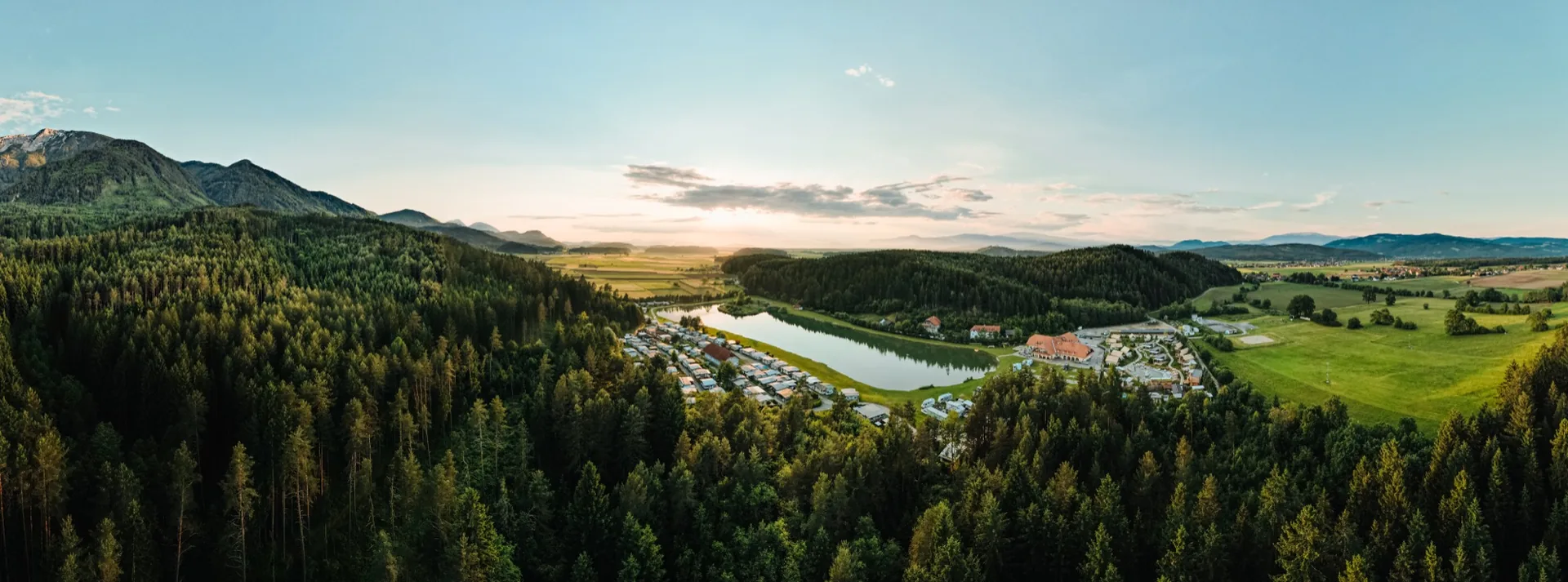 Strandbad und flaches Ufer am Pirkdorfer See vor der Petzen