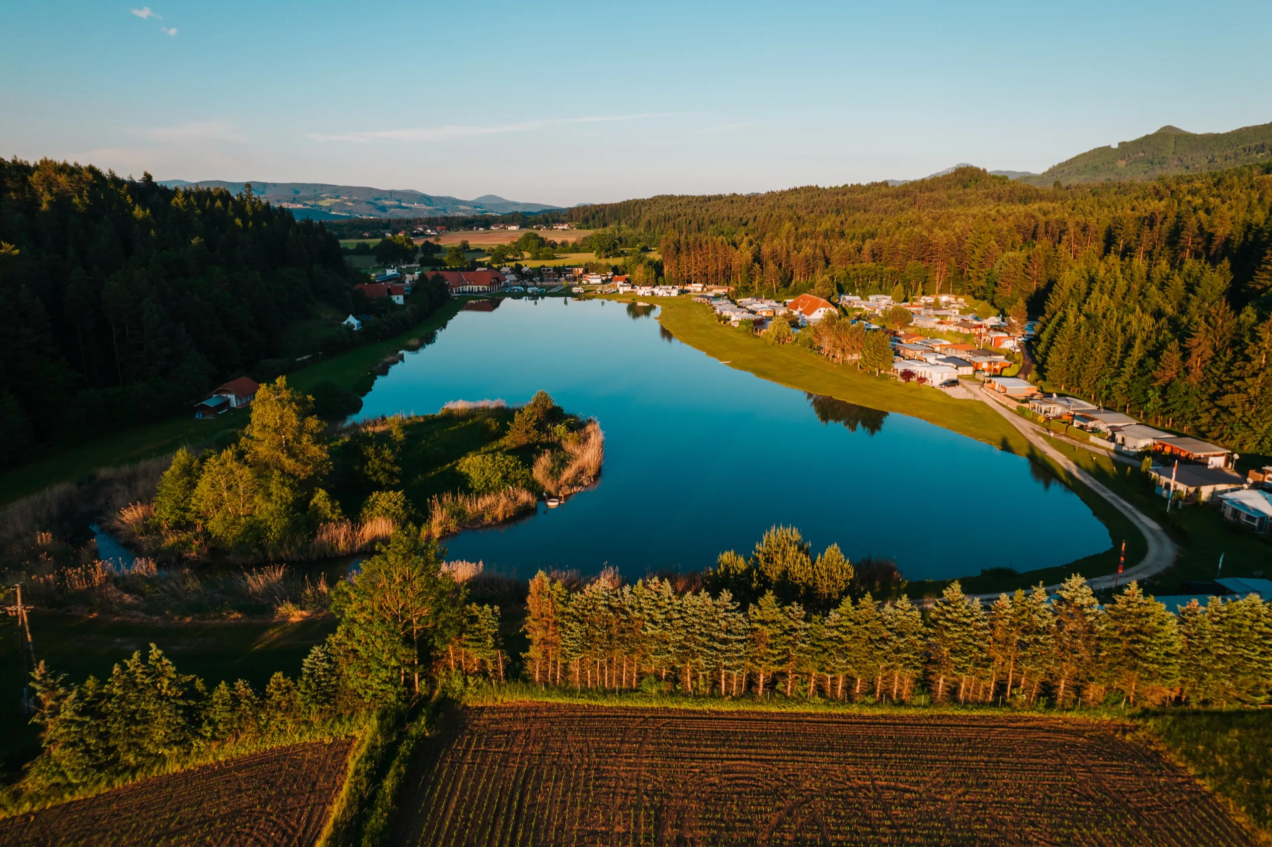 Der Pirkdorfer See bei Bleiburg aus der Luft