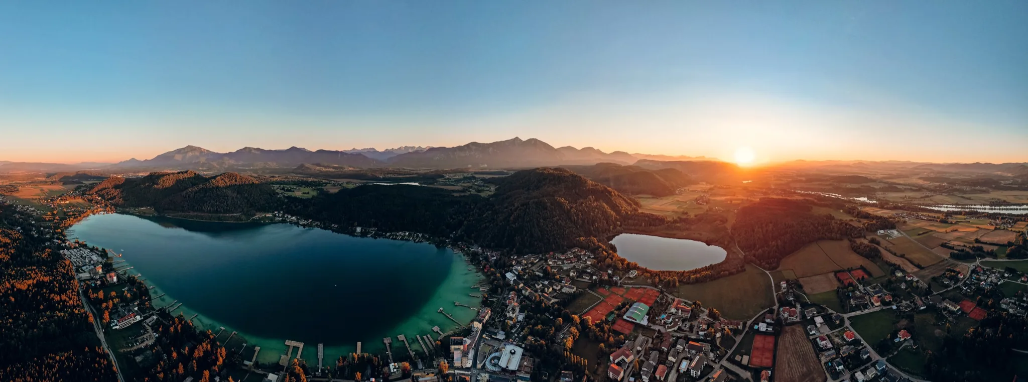 Der Kleinsee aus der Luft im Abendlicht, links dahinter der Klopeiner See und die Karawanken