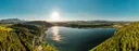 Der Klopeiner See aus der Luft, umgeben von Wald und Feldern in Südkärnten