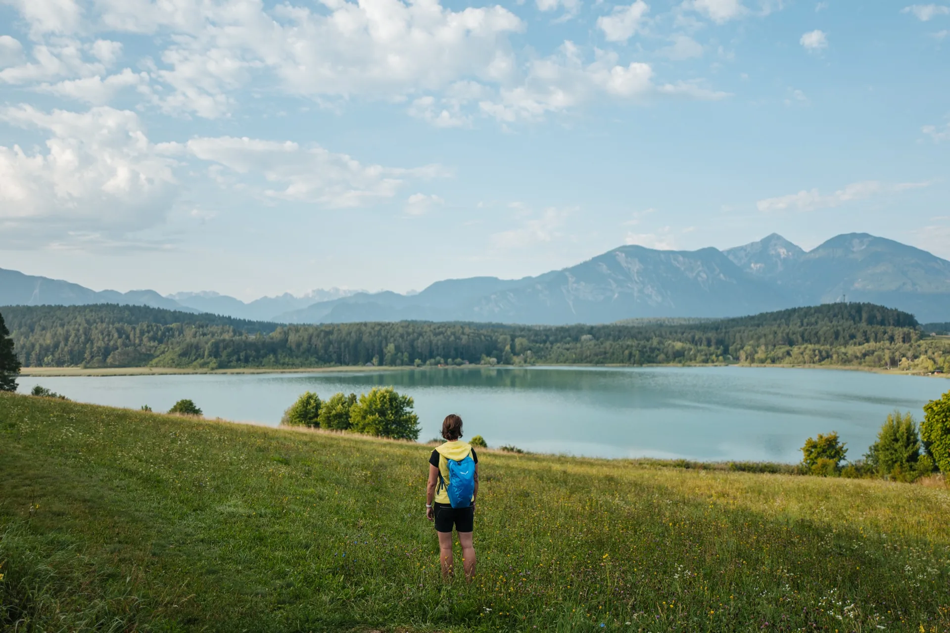 Slow Trail am Turnersee mit Schilfgürtel und ruhigem Wasser