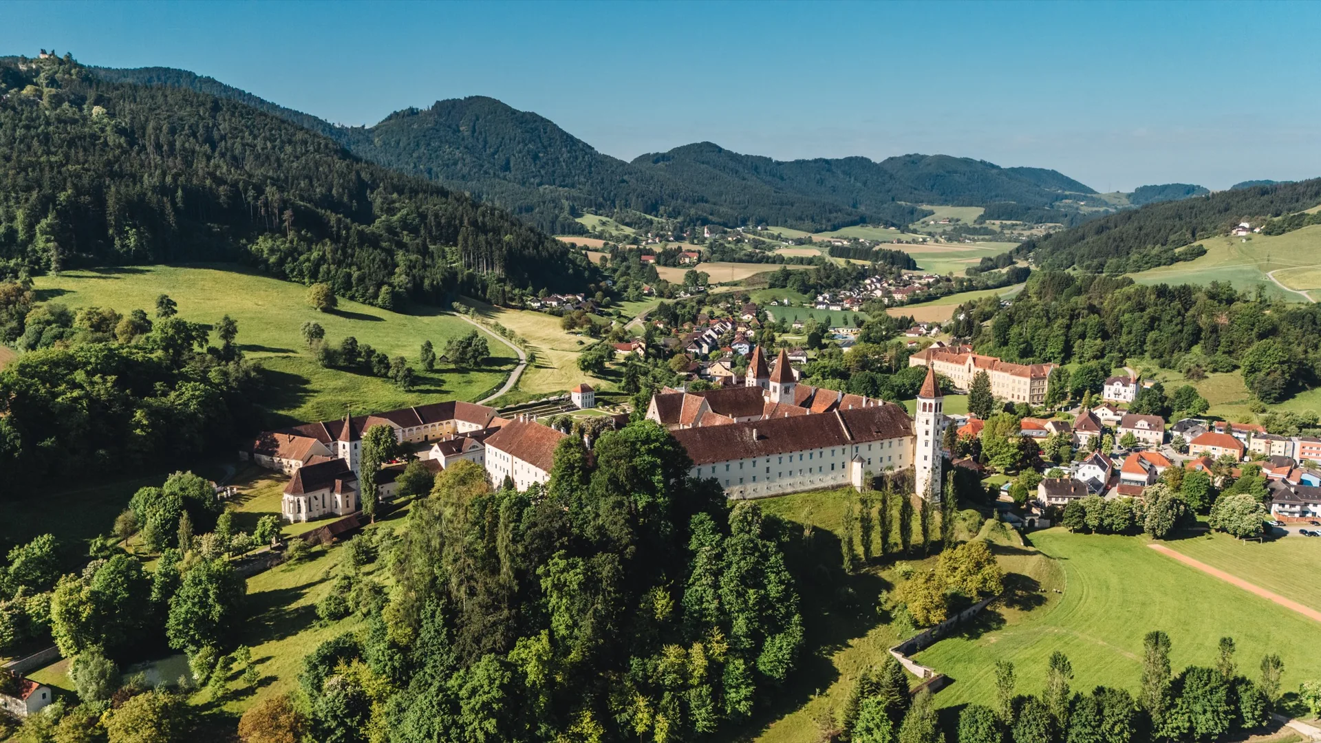 Das Benediktinerstift St. Paul im Lavanttal über dem Ort