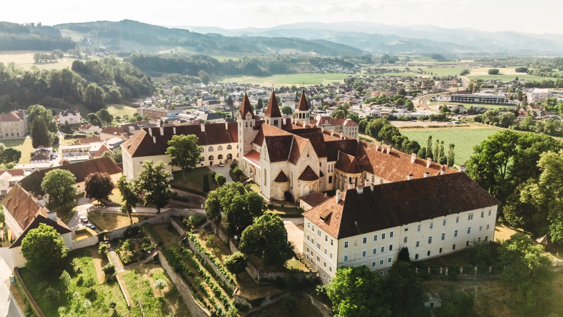 Innenhof und Kirche des Benediktinerstifts St. Paul im Lavanttal