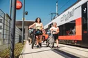 Reisende mit Fahrrädern am Bahnsteig, autofrei unterwegs in Südkärnten