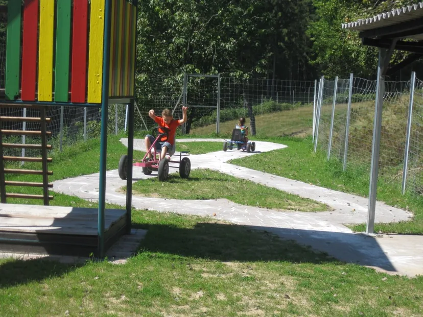 Go-Kart-Bahn und Klettergerüst am großen Spielplatz