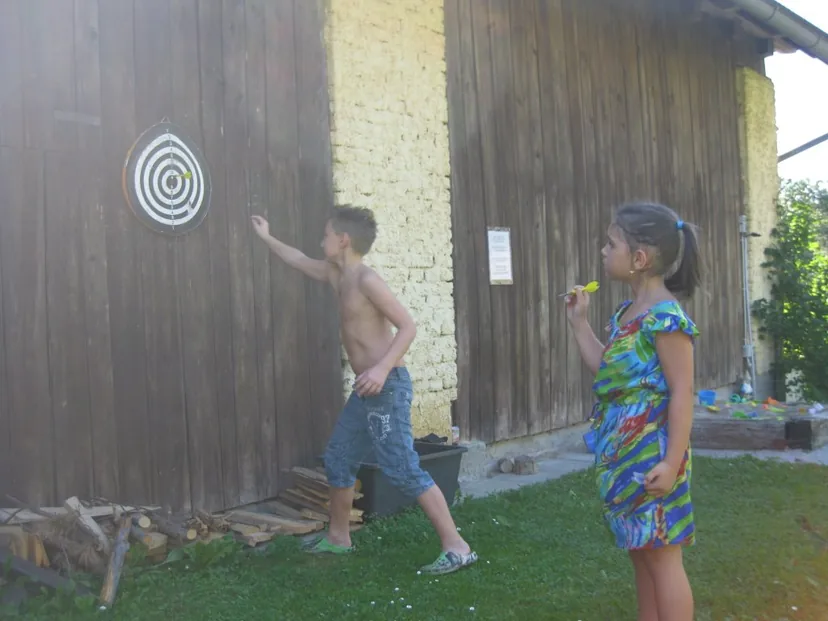 Dartscheibe an der Scheunenwand
