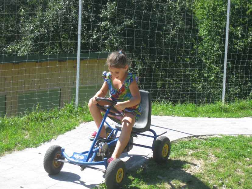 Kind auf der Go-Kart-Bahn